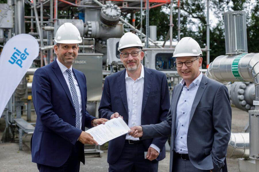 Uniper's Frank Holschumacher (center) and Johann Westerbuhr (right) accepting the funding notification from Lower Saxony's Environment Minister Olaf Lies (left). Photographer Andreas Burmann