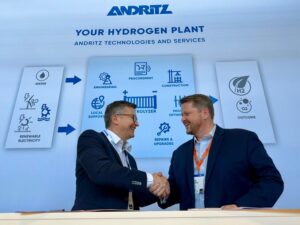 Sami Pelkonen, Executive Vice President Green Hydrogen at ANDRITZ GROUP, and Tarjei Johansen, CEO of HydrogenPro, signing the letter of intent on 18 April 2023. © ANDRITZ