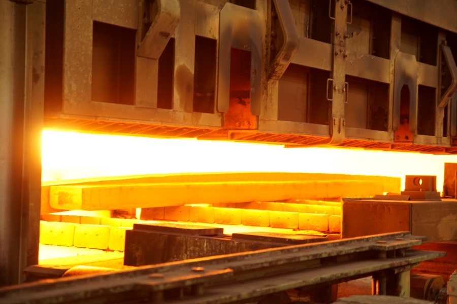 The walking beam furnace 3 at thyssenkrupp Hohenlimburg has undergone extensive upgrades – improving energy efficiency, reducing emissions, and enabling hydrogen use