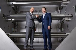 Mattijs Slee – Battolyser Systems (left) and Willem van der Leegte – VDL Groep (right)