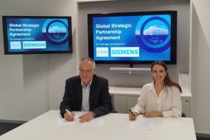 Peter Ammann (Siemens) and Flore de Durfort (Atmen) signing the Global Strategic Partnership Agreement (GSPA)